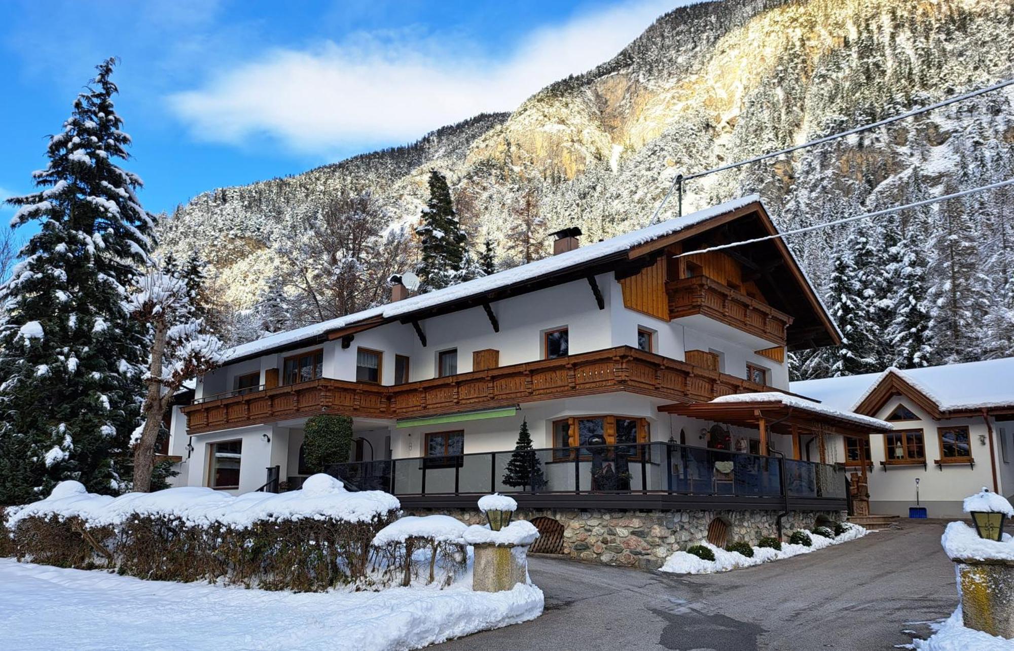 Hotel Gaestehaus Almrausch, Ferienanlage Mit Pool à Nassereith Extérieur photo